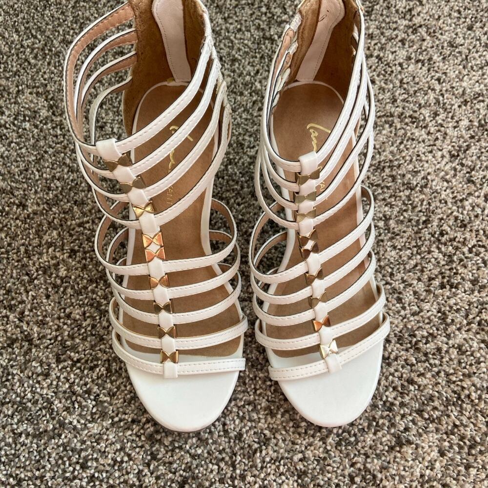Lane Bryant strappy white heel with gold bows 7w new with defect - Picture 2 of 8